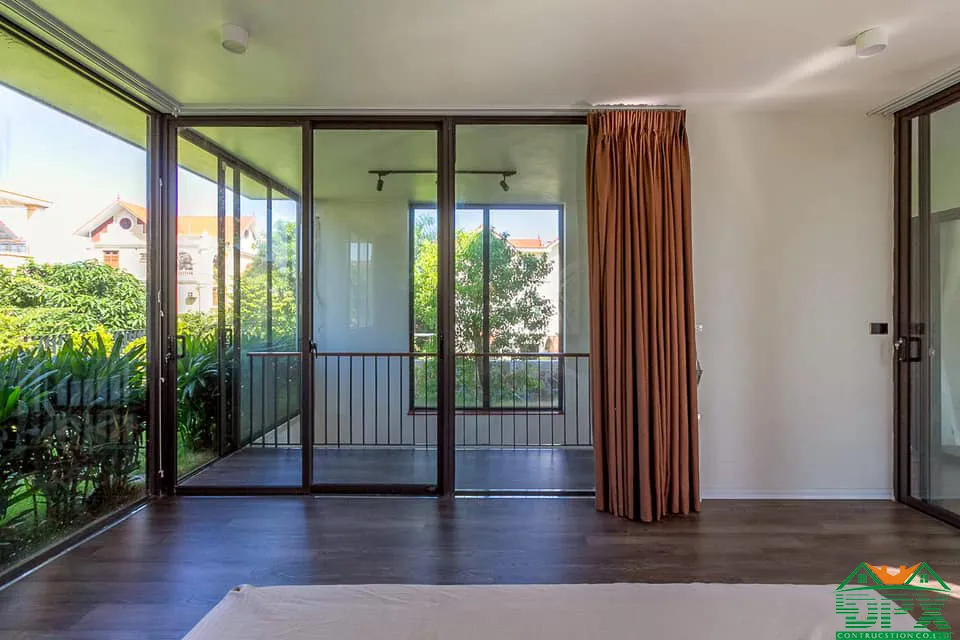 Các mảng kính được bố trí hợp lý để đón ánh nắng tự nhiên