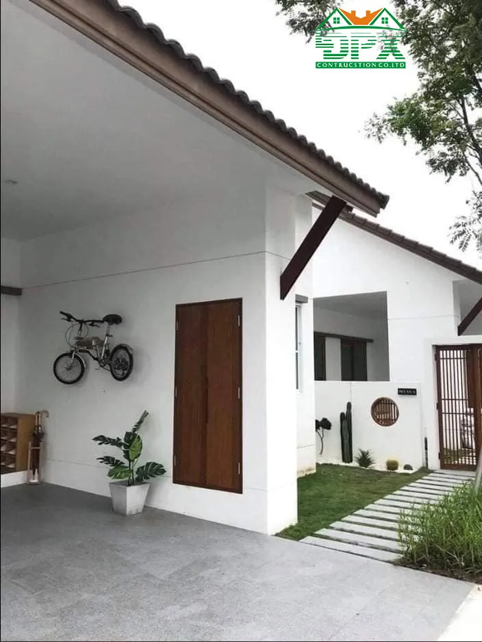 Khoảng sân vườn và thềm nhà nhỏ phía trước