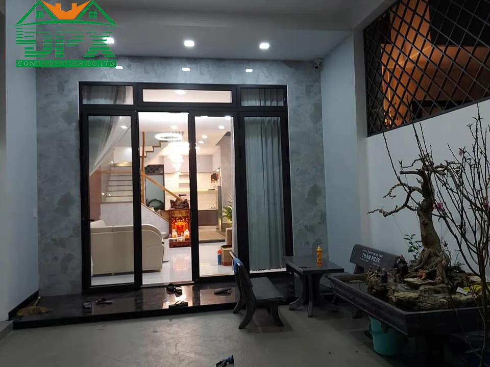 Mặt ngoài tầng trệt