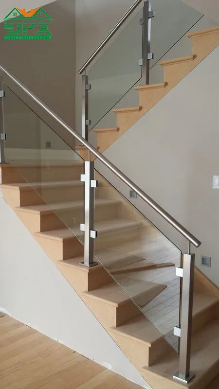 Mẫu số 5 - Cầu thang tay vịn gỗ với lan can kính hơi hướng hiện đại