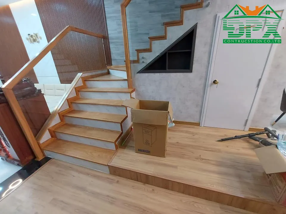 Chúng tôi sử dụng gỗ công nghiệp cho sàn nhà và cầu thang