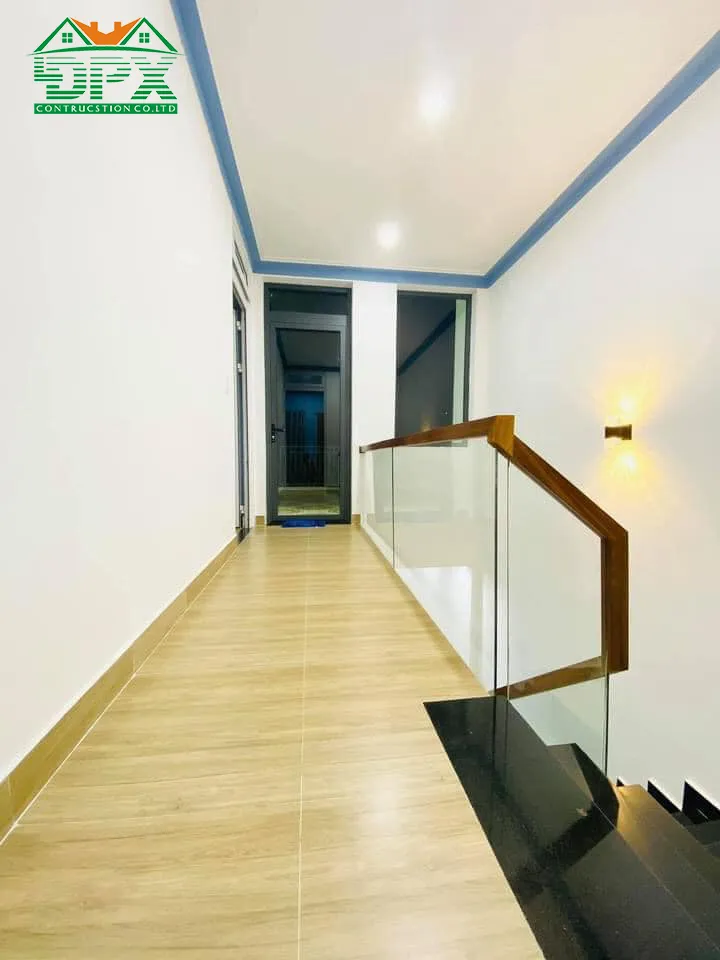 Khu vực cầu thang thông thoáng ra sân vườn trên tầng 2