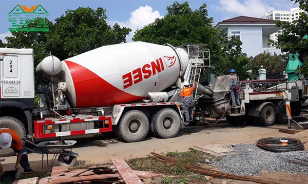 Bê tông tươi hay bê tông thương phẩm được trộn sẵn tại nhà máy và được vận chuyển tới công trình bằng xe bồn chuyên dụng