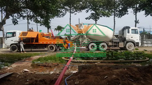 Bơm ngang bê tông tươi bằng máy bơm và đường ống dẫn