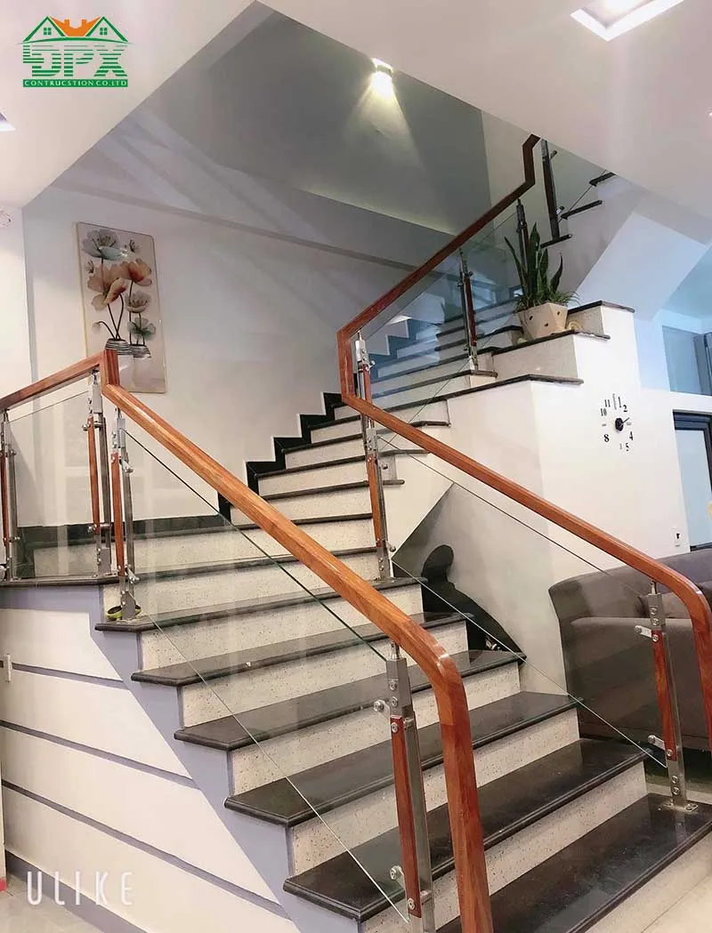 Cầu thang kính phù hợp với gia đình có trẻ nhỏ