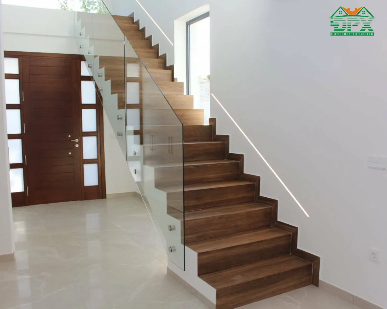 Mẫu số 3 - Cầu thang kính tay vịn gỗ óc chó đơn giản