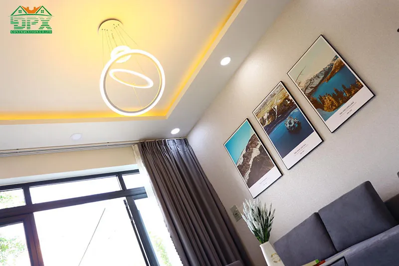 Sơn tường trắng kết hợp với đèn trùm vàng