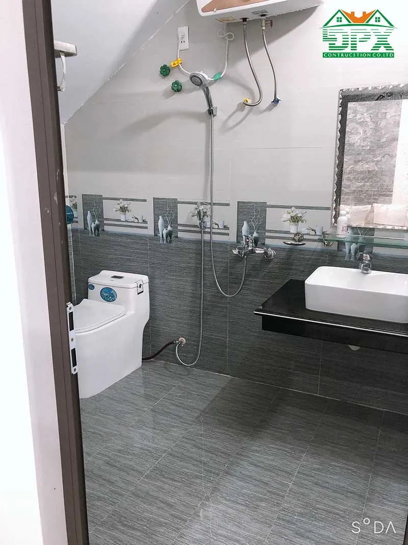 Nhà tắm tầng trệt ngay dưới cầu thang